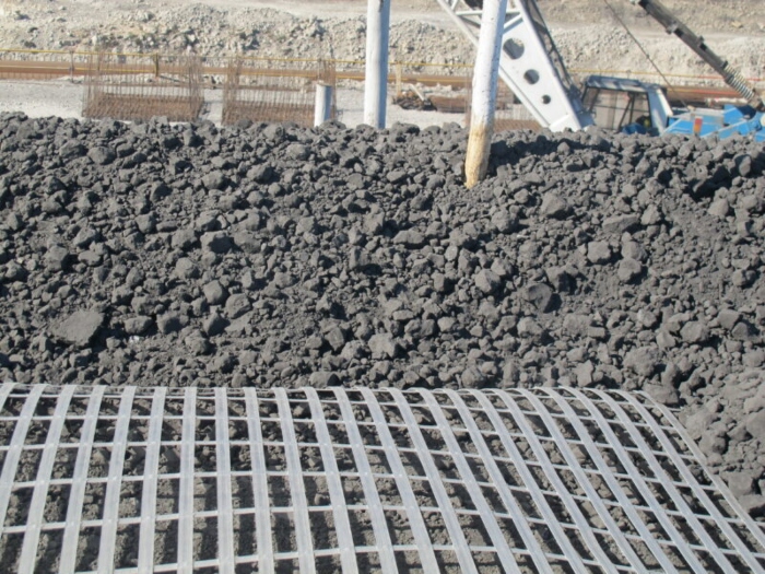 Naue Secugrid for oil tank retaining wall